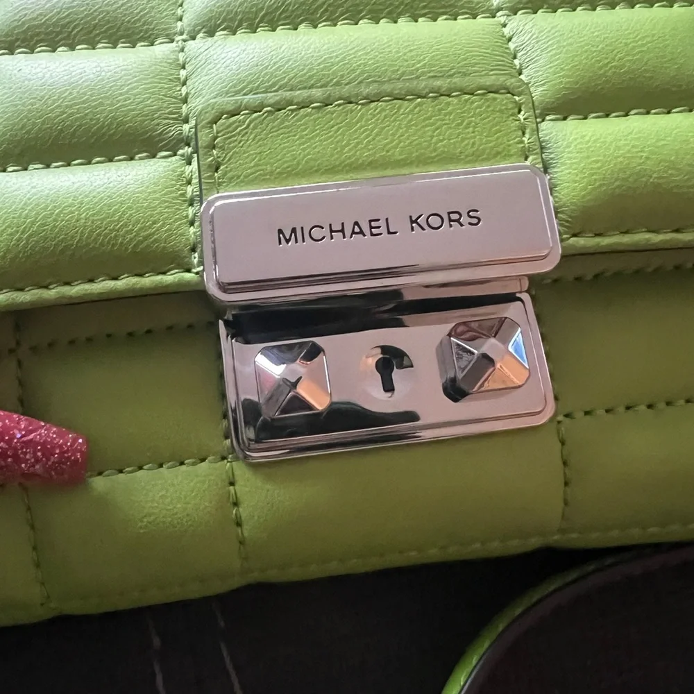 Michael Kors ๐ Lime Green ๐ Quilted Tribeca Wallet on a Chain. Hard to find! NWT - Picture 3 of 6